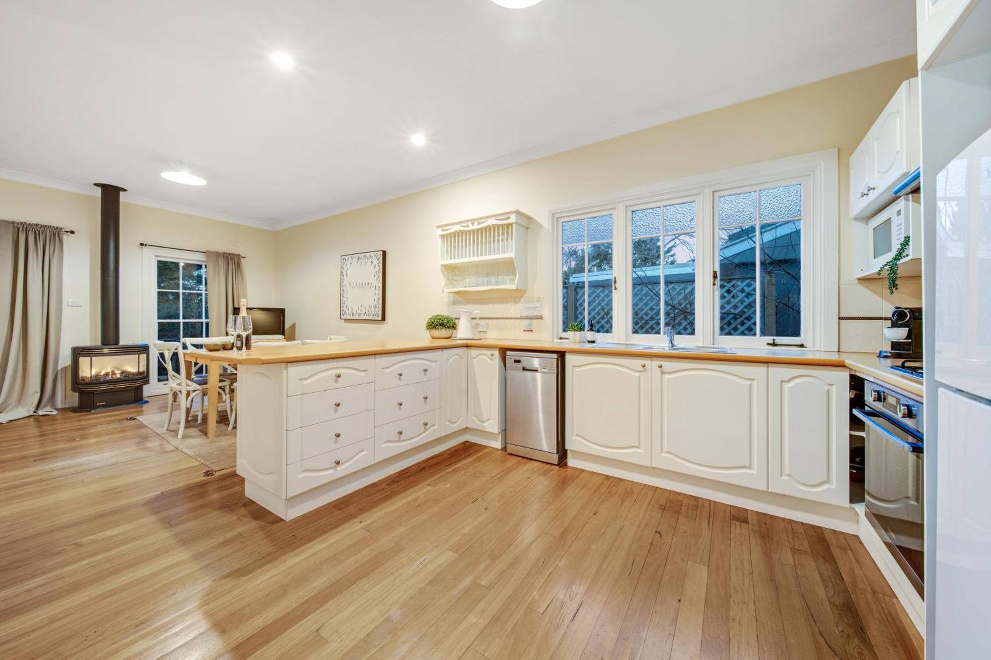 Whispering Pines Cottages Wentworth Falls Room photo
